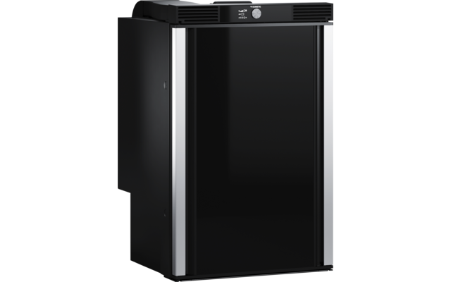 Kleine zwarte koelkast met glad, glanzend deurvlak, twee zilveren verticale stroken aan de zijkanten en een bedieningsknop bovenaan voor