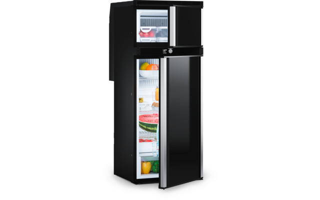 Schwarzer Kühlschrank mit geöffneten Türen; beleuchteter Innenraum mit einer Scheibe Wassermelone auf einem Fach, einer Schüssel mit Früchten, mehreren Flaschen und Behältern sowie gelben und grünen Paprika im unteren Fach