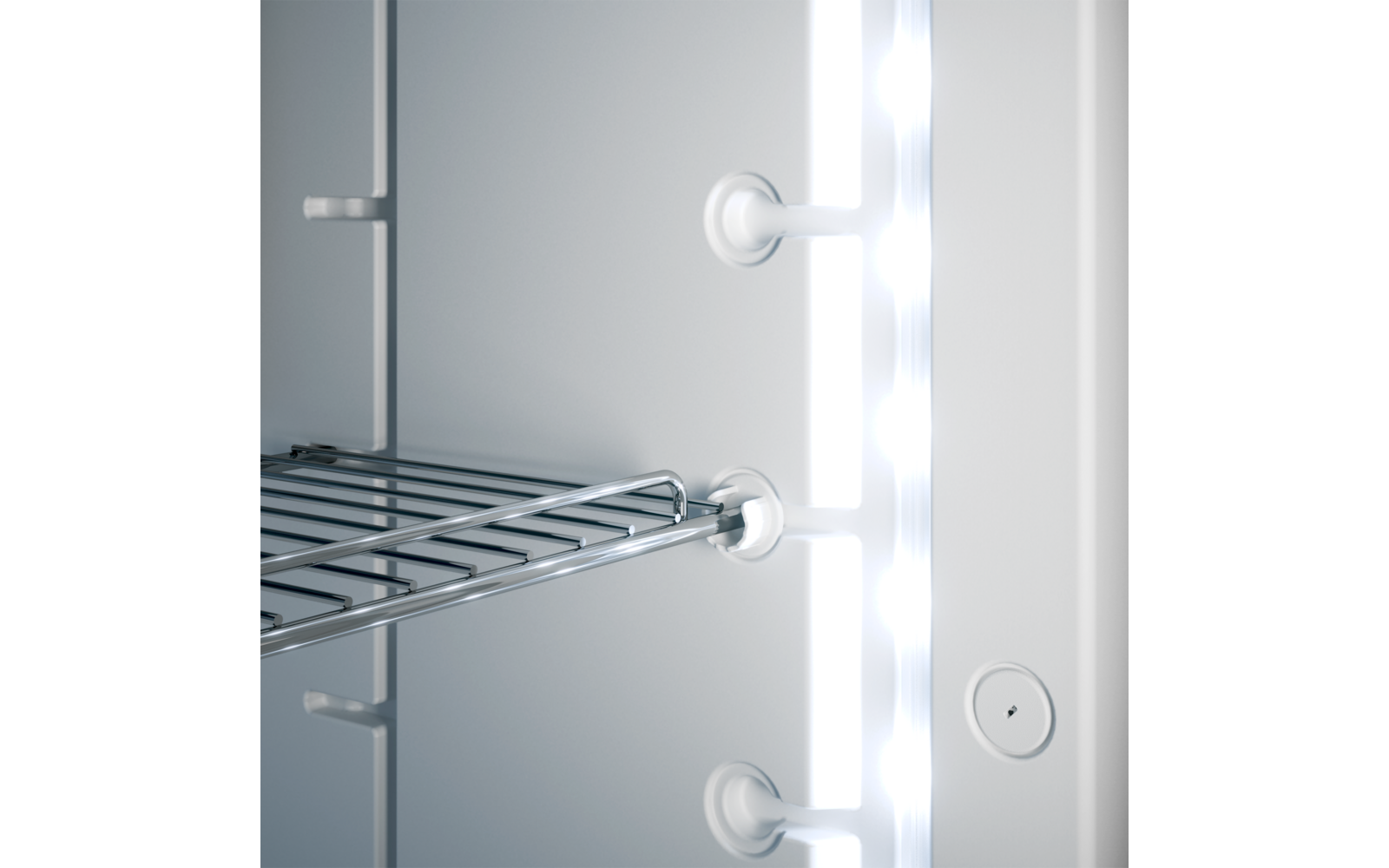 Metallgitterablage vor weißer Innenwand, rechts vertikale Leuchte mit mehreren hellen LEDs, drei runde Kunststoffhalter und eine kleine runde Öffnung