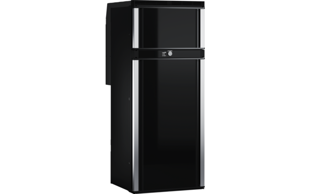 Schwarzer glänzender Kühlschrank mit zwei Türen, sichtbare horizontale Trennlinie zwischen den Türen, zwei vertikale silberne Griffe am linken Türrand, rundes silbernes Element in der Mitte der Trennlinie