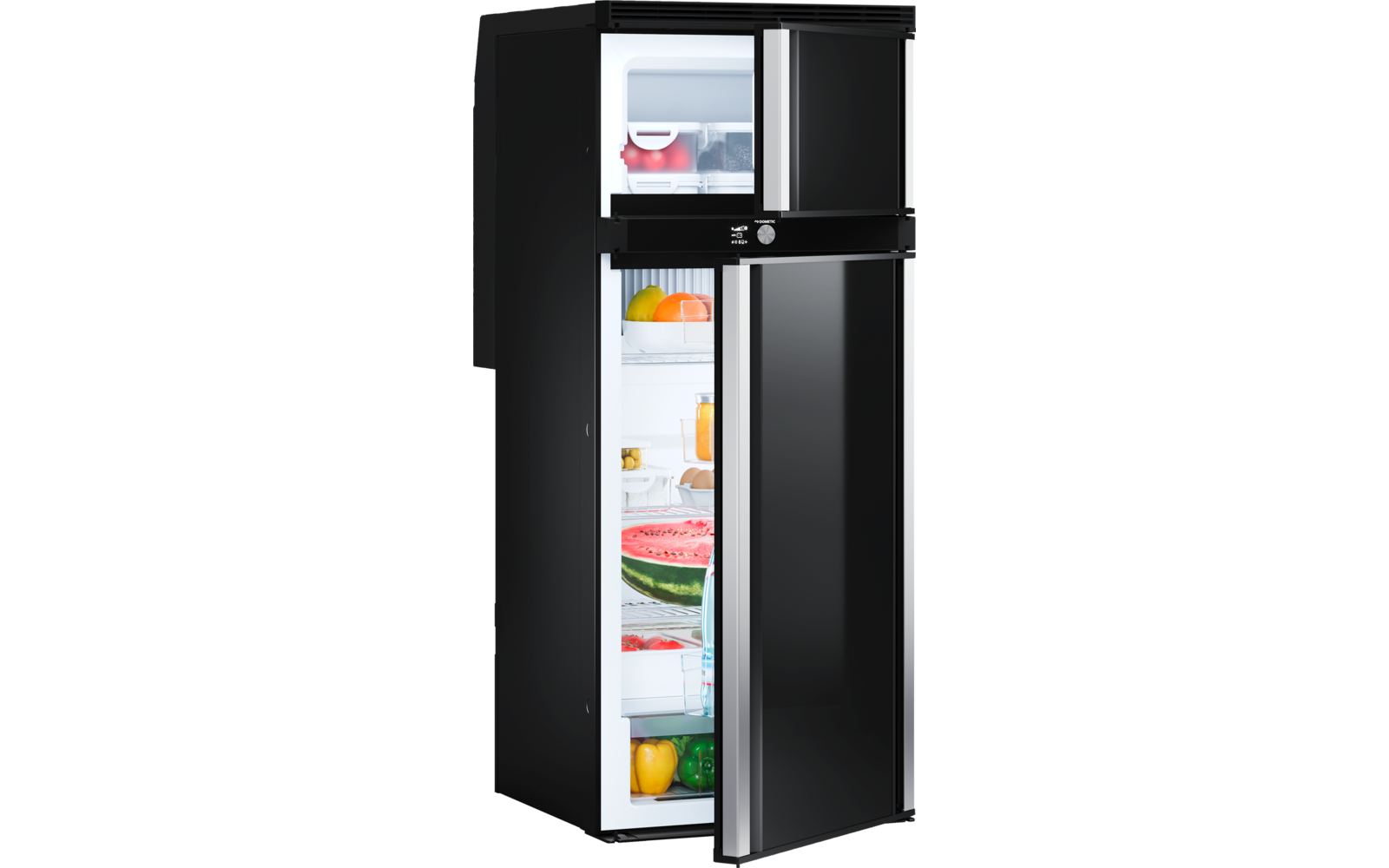 Schwarzer Kühlschrank mit geöffneten Türen für Gefrierfach oben und Kühlfach unten; im Gefrierfach Eiswürfelschale und roter Behälter; im Kühlfach Regale mit halber Wassermelone, gelber und grüner Paprika, Zitrusfrüchten, einer Glasflasche mit Orange