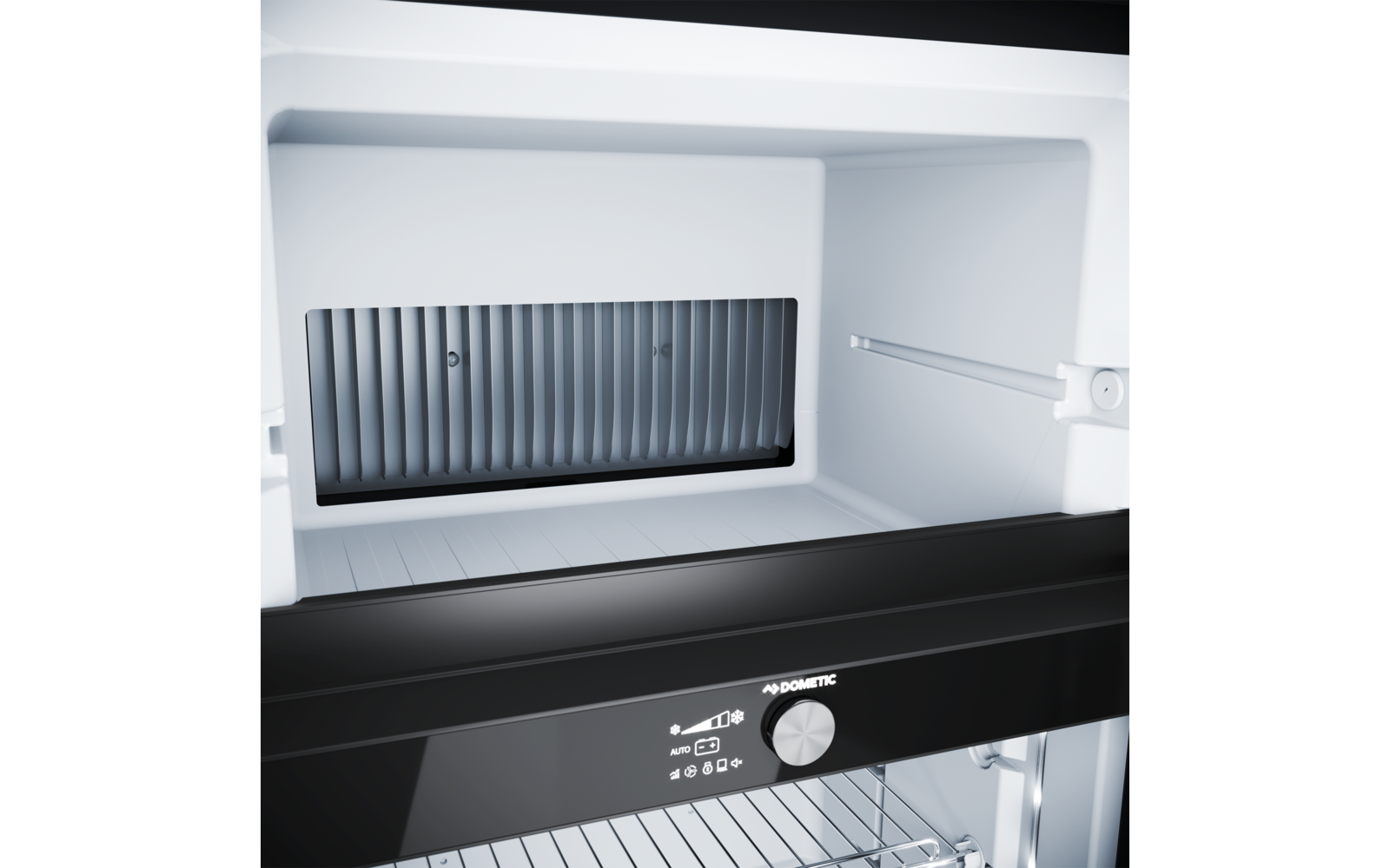 Offener Kühlschrank mit oberem Gefrierfach, gerippter Kühlrückwand, schwarzem Bedienfeld mit Drehknopf und Metallregalen