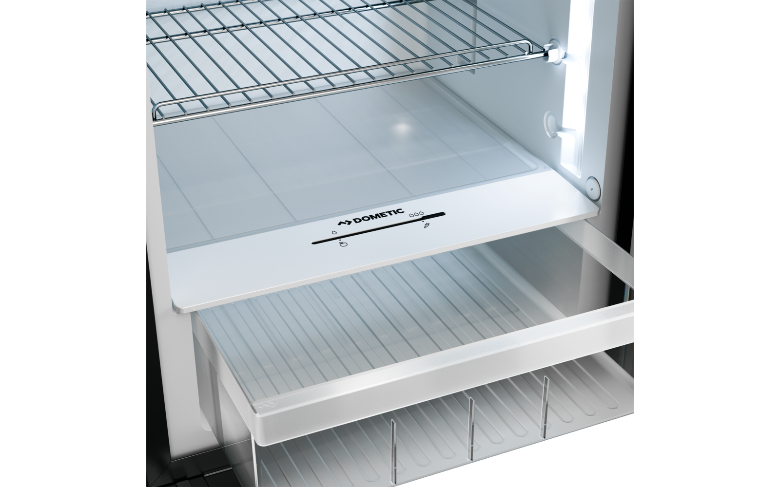Weißer Innenraum mit Metall-Gitterregal oben, weiße Ablage mit Schriftzug "DOMETIC", halb geöffnete transparente Schublade mit Rippen, vertikale LED-Leiste an der rechten Seite