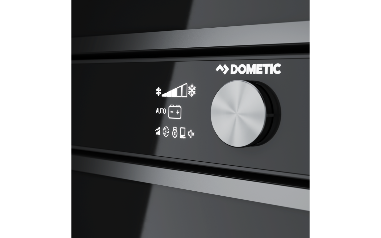 Nahaufnahme eines schwarzen glänzenden Bedienfelds mit silbernem Drehknopf rechts, weißem DOMETIC-Logo und weißen Symbolen links: Temperaturbalken mit Schneeflocken, 'AUTO', Batterie-Symbol und weitere kleine Symbole
