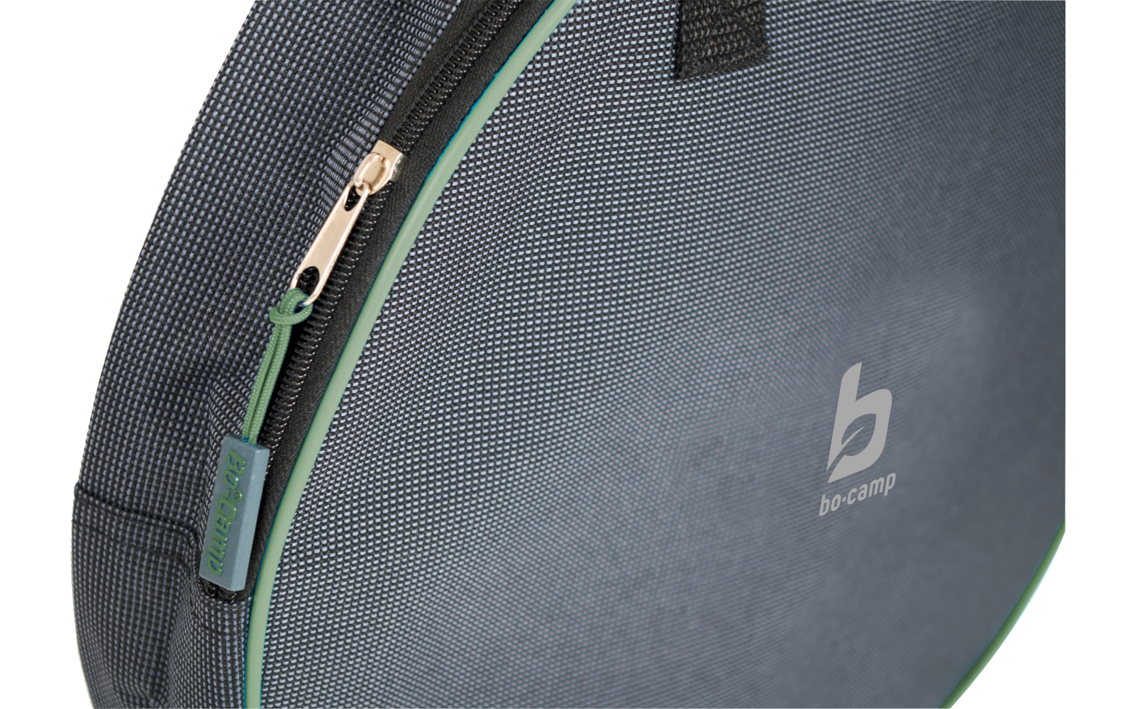 Étui rond gris texturé avec une fermeture éclair bordée de vert, tirette métallique et logo blanc "bo-camp"