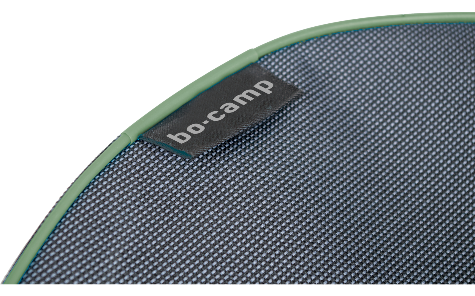 Gros plan d'une surface textile ronde grise à motif fin, bordure verte et étiquette noire avec inscription blanche « bo-camp »