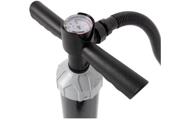 Black pump with T-shaped handle, round pressure gauge, flexible black hose and gray cover at the connector