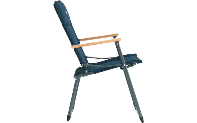 Klappstuhl mit blauer Polsterung und Holzarmlehnen seitlich aufgenommen
