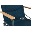 Blauer Klappstuhl mit Holzarmlehnen und Metallgestell