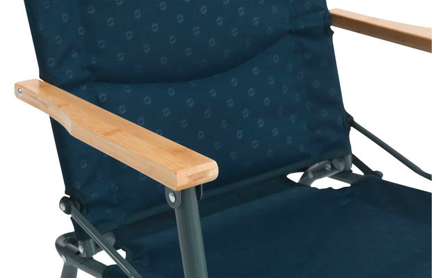 Blauer Klappstuhl mit Holzarmlehnen und Metallgestell