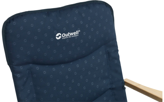 Blau gepolsterte Rückenlehne eines Stuhls mit dem Schriftzug Outwell