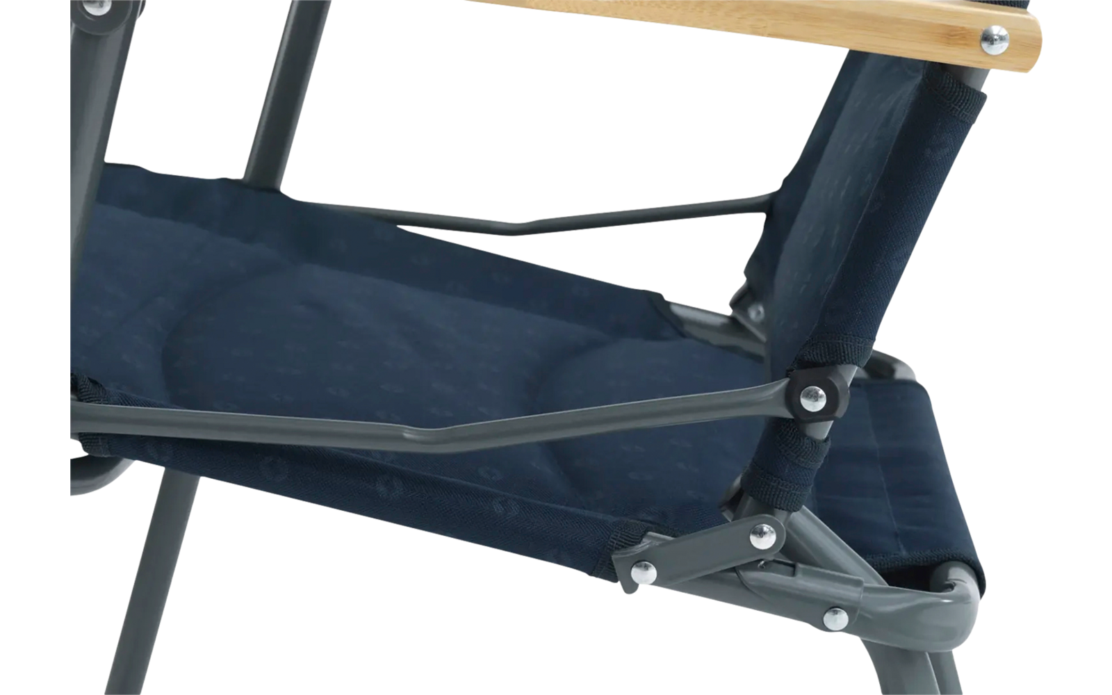 Nahaufnahme eines blauen Klappstuhls mit Metallrahmen und einer Holzlehne