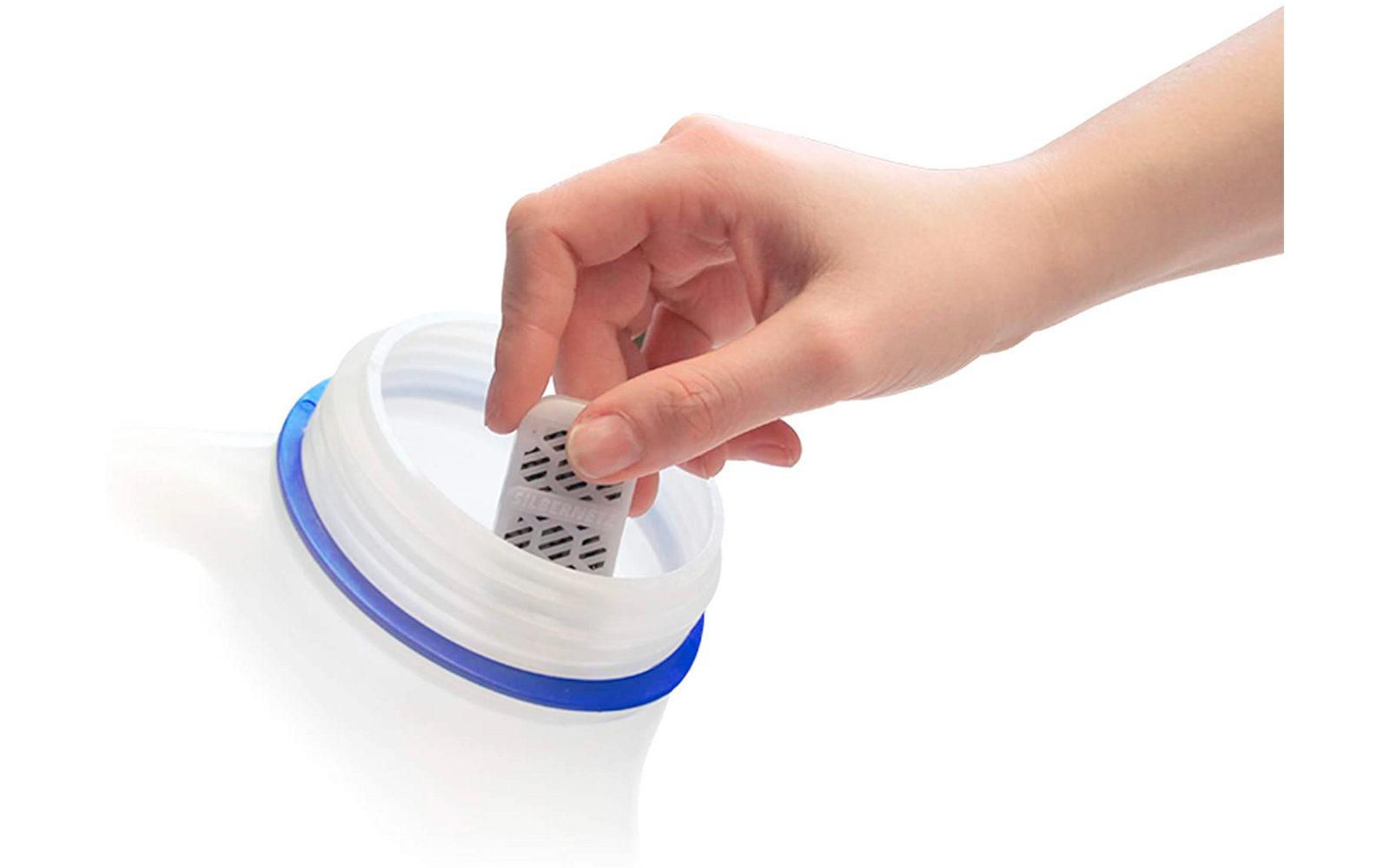 Main installant ou touchant un détecteur de fumée au plafond