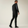 Von hinten sichtbare Person in schwarzem Sport-Langarmshirt und schwarzen Leggings mit hellgrauem "DARE2B"-Schriftzug am linken Bein, schwarze Socken, heller einfarbiger Hintergrund