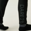 Untere Beine in schwarzen Jogginghosen, Hosenbein mit senkrechter Aufschrift "DARE2B", schwarze Socken, heller Hintergrund