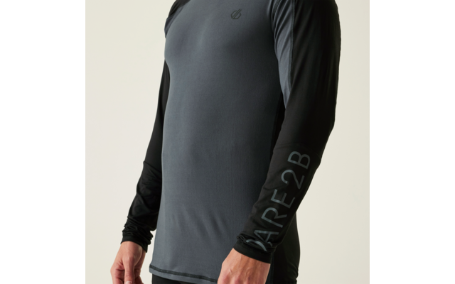 Oberkörper einer Person in grauem Langarm-Sportshirt mit schwarzen Ärmeln, Aufdruck "RARE2B" am Unterarm, kleines Logo auf der Brust, heller Hintergrund, sichtbare Hände