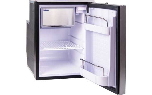 Offener kleiner schwarzer Kühlschrank mit leerem Innenraum und einem Gefrierfach oben