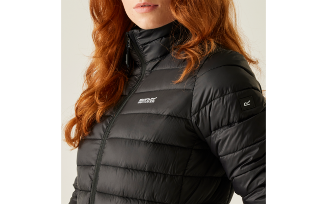 Frau mit roten Haaren trägt eine schwarze gesteppte Jacke
