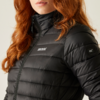Frau mit roten Haaren trägt eine schwarze gesteppte Jacke