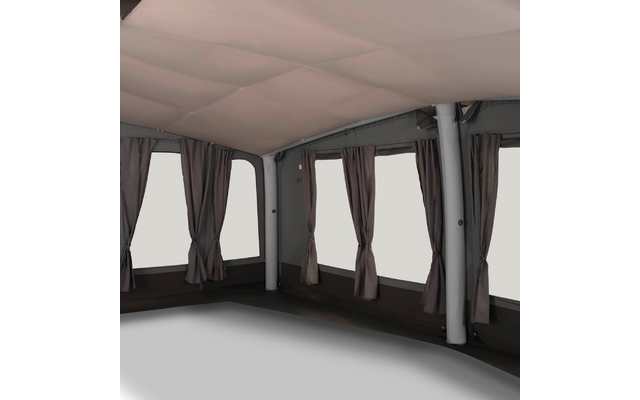 Interieur met stoffen plafond, meerdere rechthoekige ramen met vastgeknoopte gordijnen, verticale steunpilaren en donkere vloer