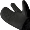 Eine schwarze Ofenhandschuh mit Daumen