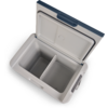 Weiße und blaue Kunststoffbox mit geöffnetem Deckel, leeres Innenfach mit herausnehmbarem Einsatz/Trennkorb und seitlichem Griff
