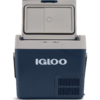 Blau-weiße Kühlbox mit geöffnetem Deckel und dem Schriftzug 'IGLOO' auf der Vorderseite