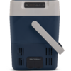 Rechteckige Kunststoffbox, oberer Teil weiß, unterer dunkelblau; oben Bedienfeld mit Display und Tasten, seitlich klappbarer hellgrauer Tragegriff, untere Front mit Lüftungsschlitzen und zwei Klappen