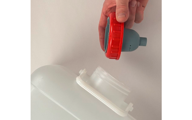 Hand hält roten Deckel mit grüner Innenfläche über offenem weißen Plastikkanister