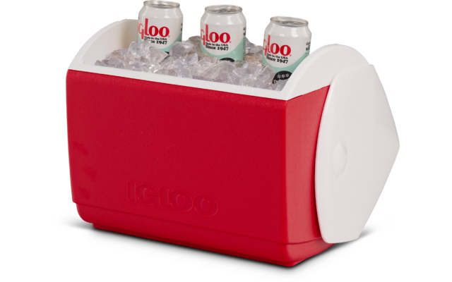 Rote und weiße Kühlbox mit Eis im Inneren und drei Getränkedosen darauf