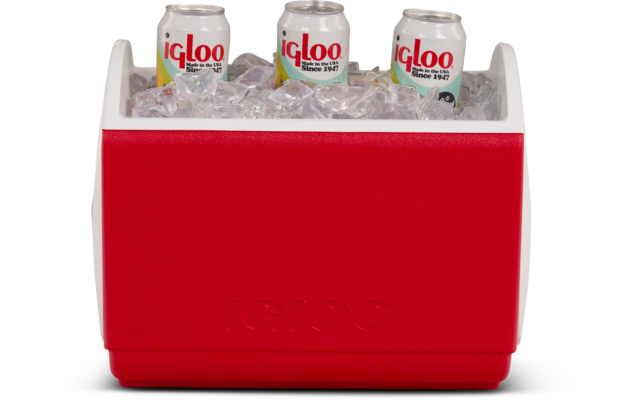 Roter Kühler mit weißer Innenkante, vorne geprägter Schriftzug 'IGLOO', gefüllt mit Eis; drei weiße Dosen mit roter Aufschrift 'igloo' liegen auf dem Eis
