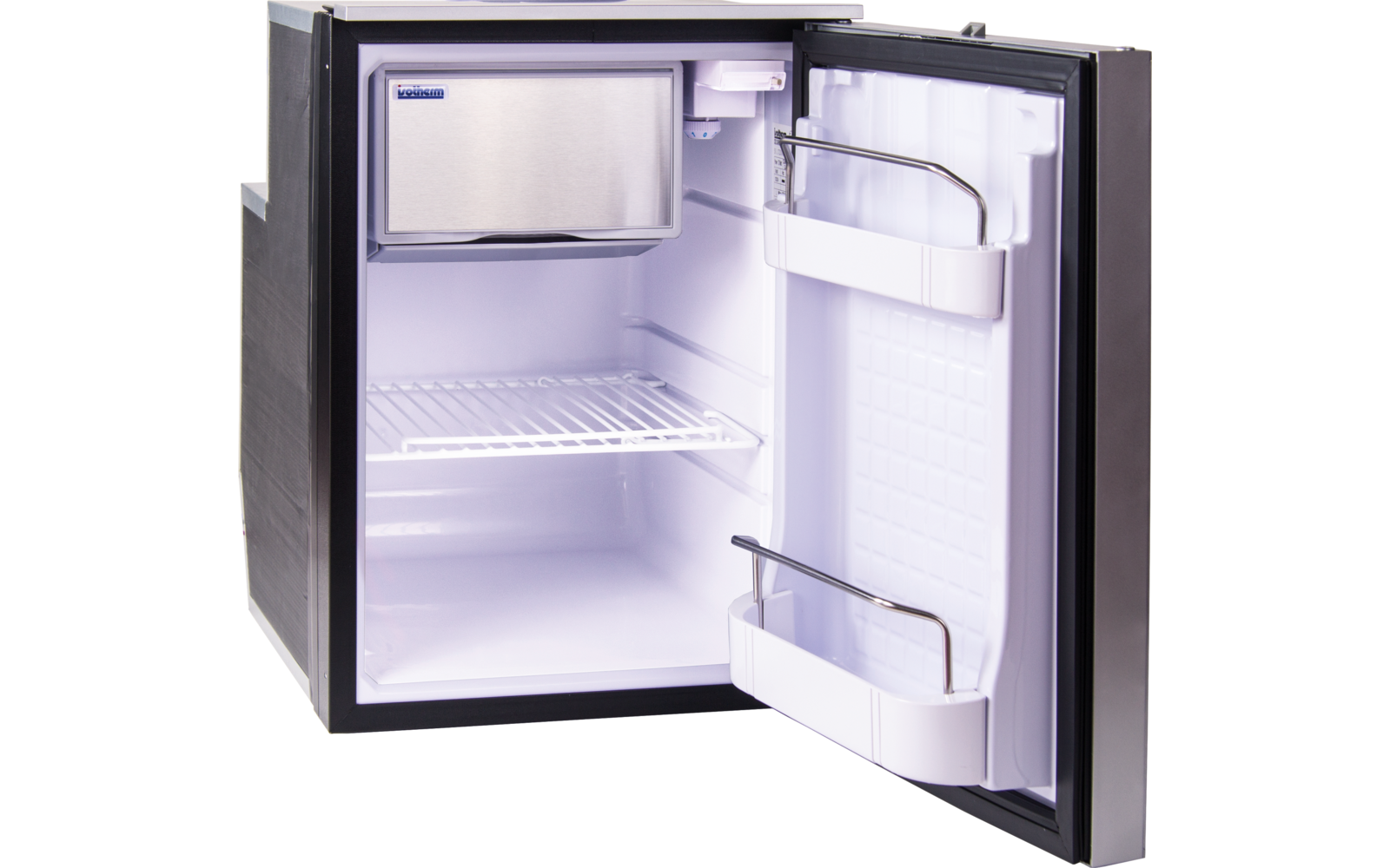 Offener kleiner schwarzer Kühlschrank mit leerem Innenraum und einem Gefrierfach oben