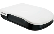 Dispositivo rettangolare arrotondato bianco con base nera e logo mestic sul lato sinistro