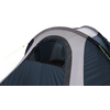 Vorderer Teil eines blau-grauen Campingzelts mit geöffnetem, mit Moskitonetz bespanntem Fenster, sichtbaren gebogenen Gestängebögen und gelben Abspannleinen