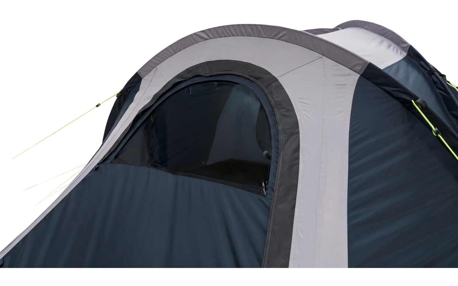 Vorderer Teil eines blau-grauen Campingzelts mit geöffnetem, mit Moskitonetz bespanntem Fenster, sichtbaren gebogenen Gestängebögen und gelben Abspannleinen
