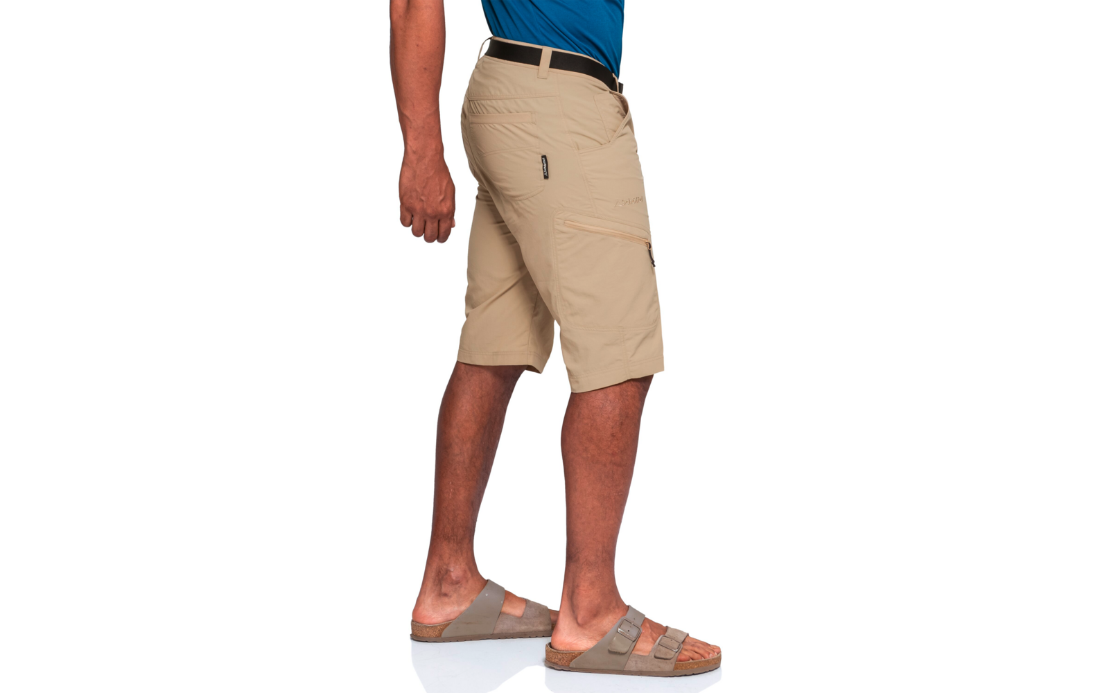 Seitliche Ansicht der unteren Körperhälfte einer Person in beige knielangen Shorts mit sichtbarer Reißverschlusstasche, schwarzem Gürtel, blauem Oberteil und braunen Sandalen