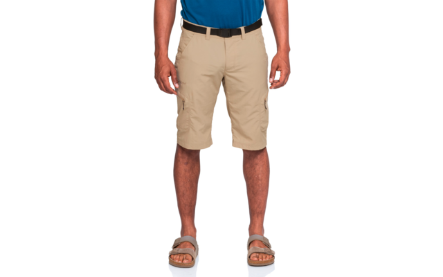 Unterer Torso und Beine einer stehenden Person, blaues Shirt, beigefarbene knielange Cargo-Shorts mit schwarzem Gürtel und braune Sandalen; Arme seitlich