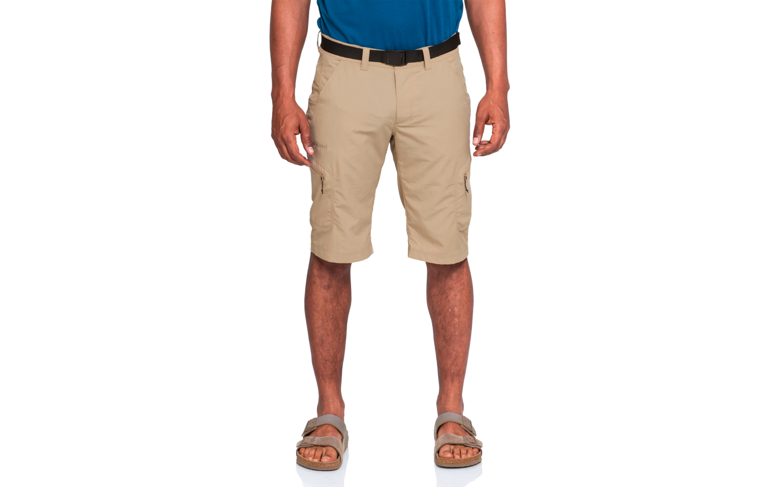 Unterer Torso und Beine einer stehenden Person, blaues Shirt, beigefarbene knielange Cargo-Shorts mit schwarzem Gürtel und braune Sandalen; Arme seitlich