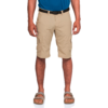 Bas du torse et jambes d'une personne debout, t-shirt bleu, short cargo beige au genou avec ceinture noire et sandales brunes ; bras le long du corps
