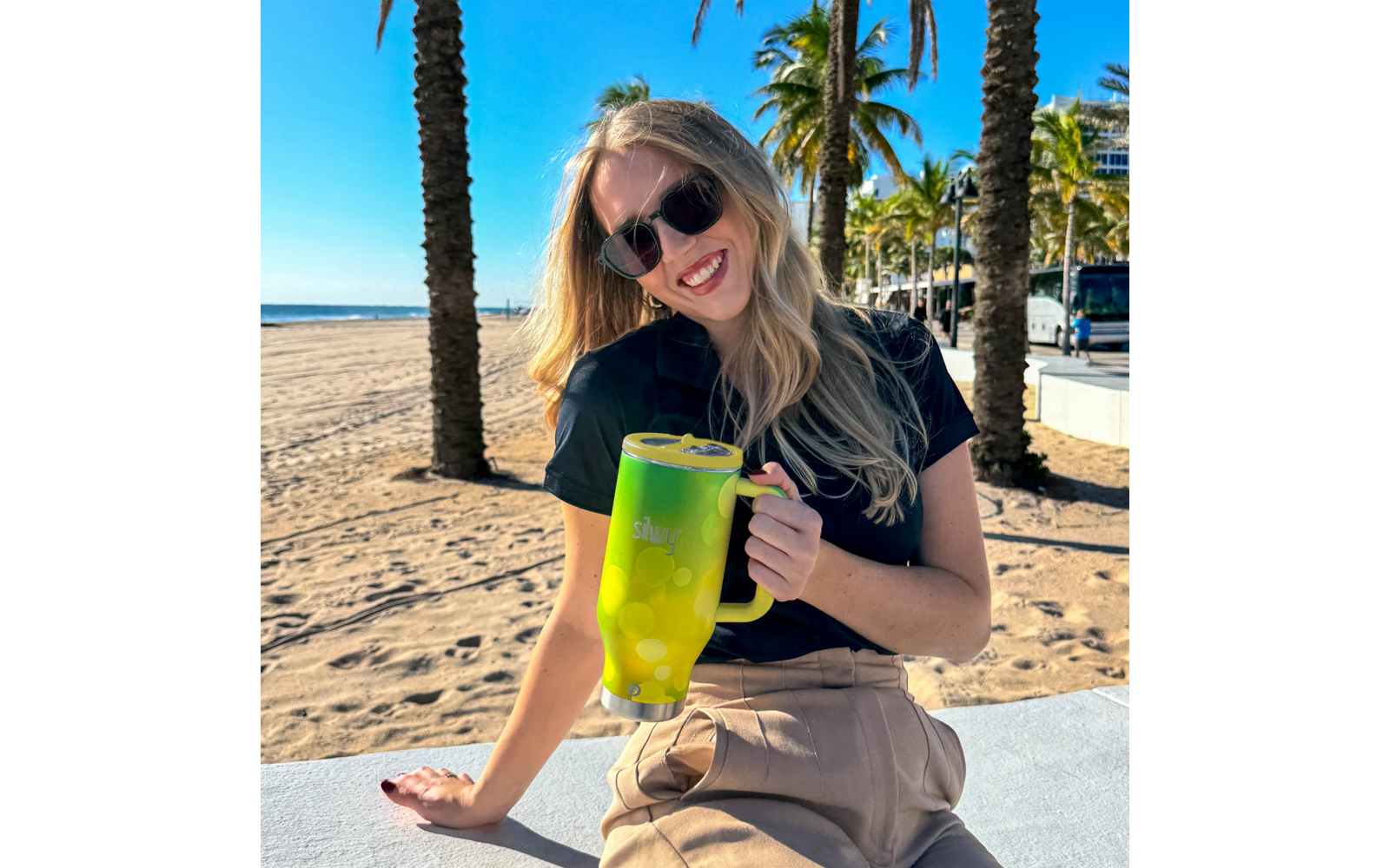 Product afbeelding Silwy Magnet Tumbler Isolierbecher aus Edelstahl mit Griff und Metall-Nano-Gel-Pad 900 ml 1