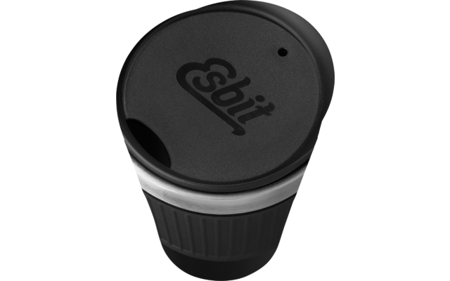 Schwarzer Coffee-to-go-Becher mit schwarzem Deckel und geprägtem Logo