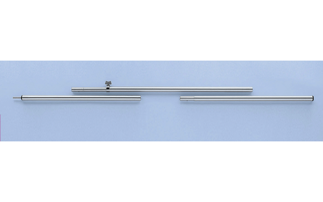 Drei horizontale, glänzende Metallrohre an einer hellblauen Wand, mit einer kleinen Befestigung in der Mitte