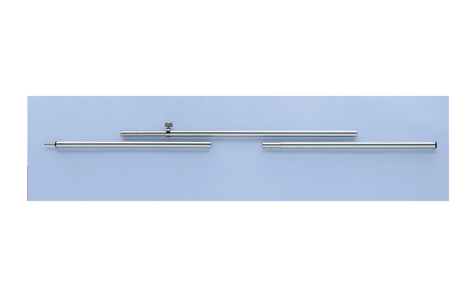 Drei horizontale, glänzende Metallrohre an einer hellblauen Wand, mit einer kleinen Befestigung in der Mitte