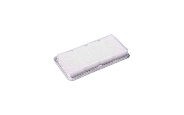 Blisterpackung mit sechs weißen rechteckigen Tabletten in zwei Reihen, transparente Kunststofffolie und silberne Aluminiumrückseite