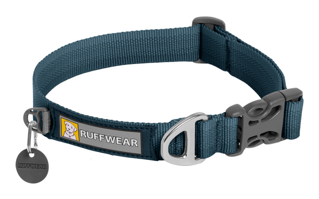 Collier pour chien en nylon bleu-vert avec fermeture à clip noire en plastique, deux anneaux métalliques, pendentif rond noir et étiquette noire portant le texte 'RUFFWEAR' et un logo jaune et blanc