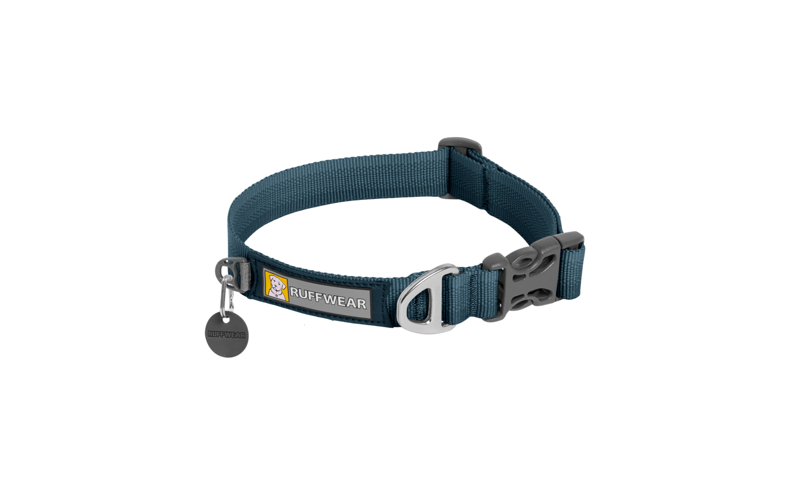 Collier pour chien en nylon bleu-vert avec fermeture à clip noire en plastique, deux anneaux métalliques, pendentif rond noir et étiquette noire portant le texte 'RUFFWEAR' et un logo jaune et blanc