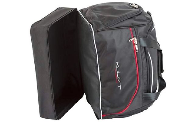 Schwarze Reisetasche mit roter Ziernaht, geöffnetem Seitenfach und abgesetztem Deckel