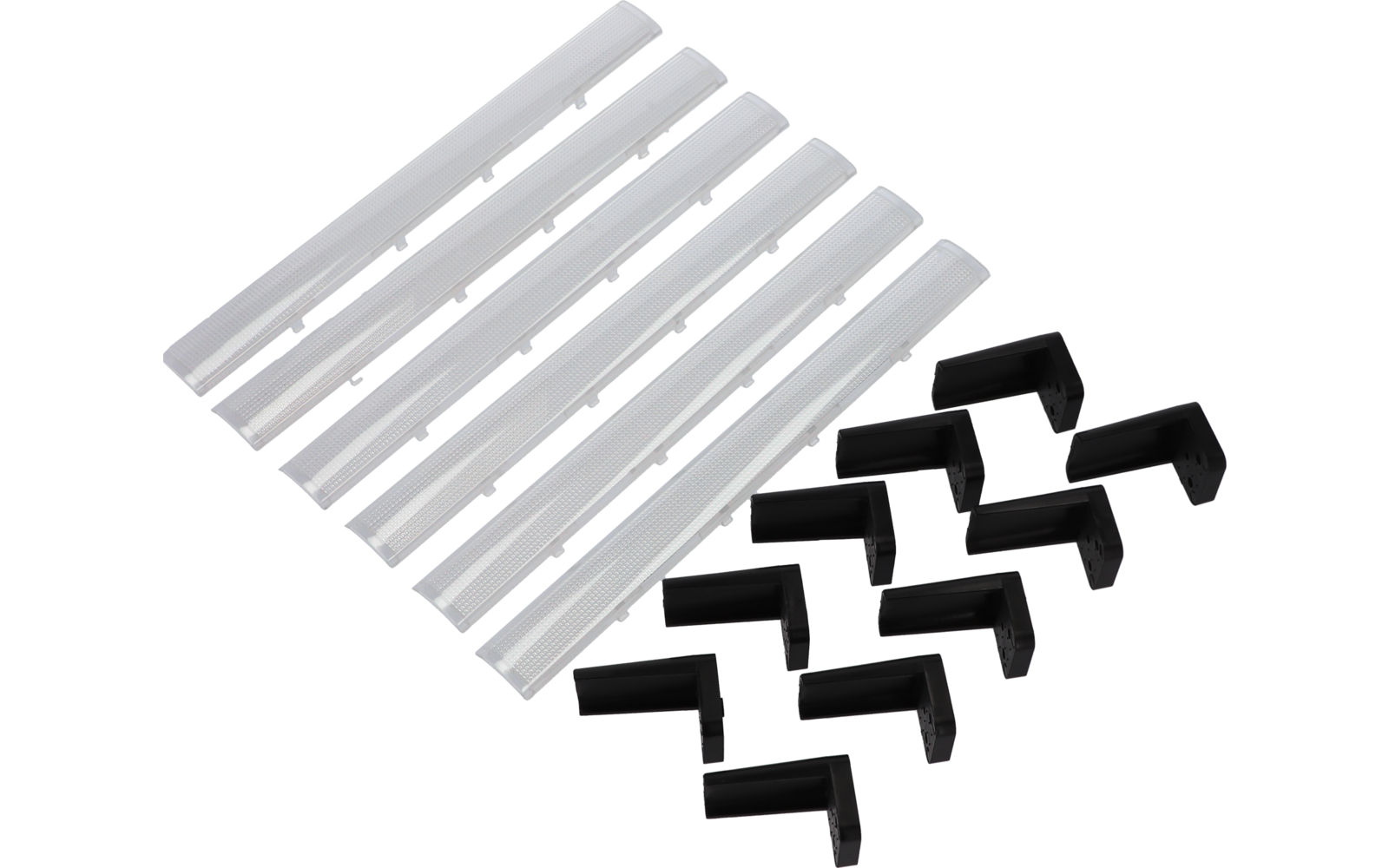 Weiße Kunststoffleisten und schwarze Kunststoffwinkel auf weißem Hintergrund