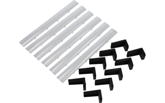 Weiße Kunststoffleisten und schwarze Kunststoffwinkel auf weißem Hintergrund