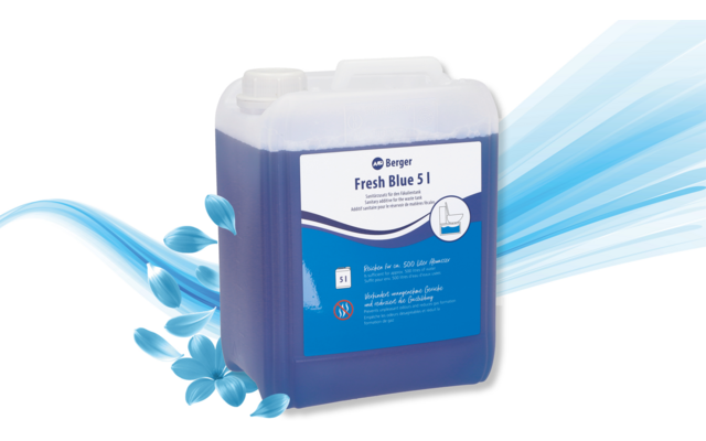 Transparenter Kunststoffkanister mit weißem Griff und Verschluss, gefüllt mit blauer Flüssigkeit, vorn blau-weißes Etikett mit Text Fresh Blue 5 l, links stilisierte blaue Tropfen und Wellen auf weißem Hintergrund